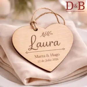 Marcasitios de madera en forma de corazón personalizados para boda